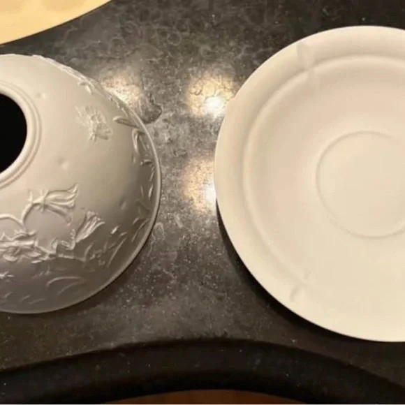 Elegant Cream Porcelain Dome Lamp - Picture 4 of 4